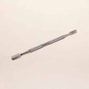 Pousse-cuticules en acier